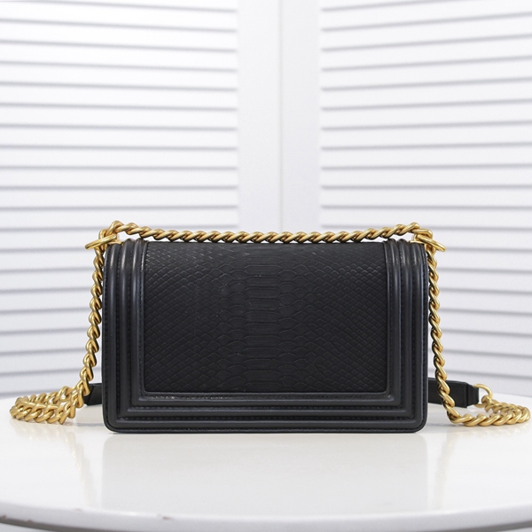 シャネルバッグ側面デザイン